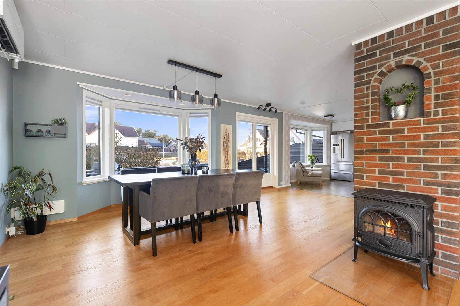 Bra med plass til et stort spisebord. Her kan man virkelig ha flere middagsgjester. Galleribilde