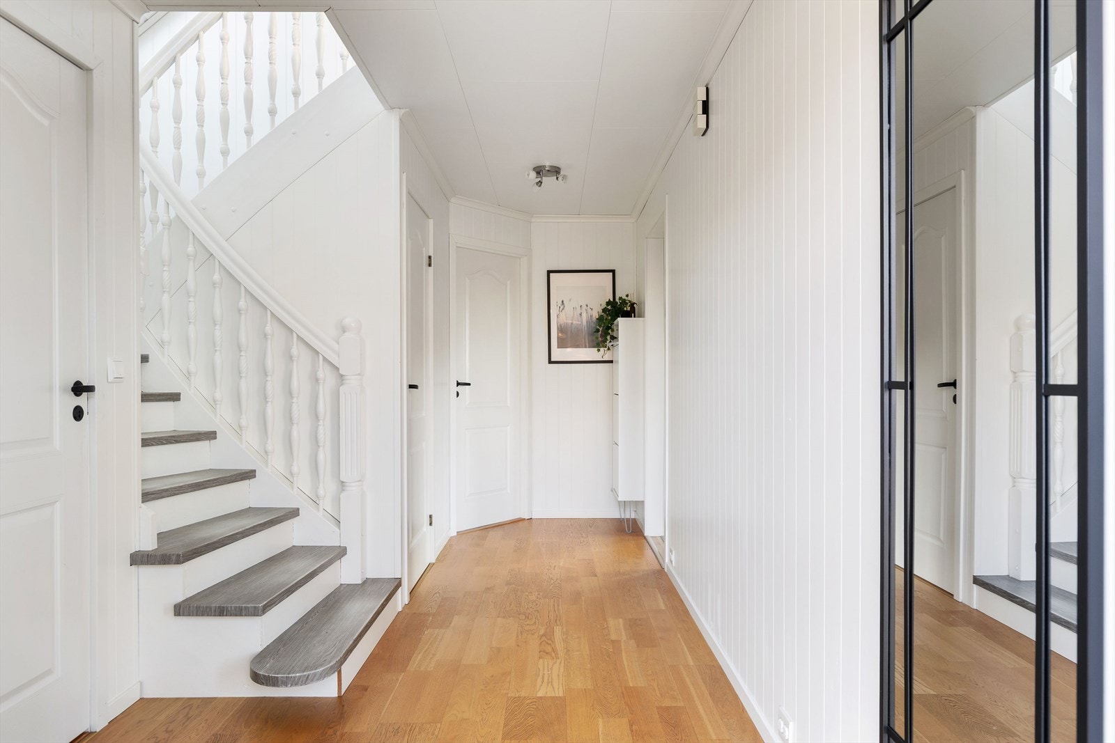 Boligen er innholdsrik og går over tre etasjer. Galleribilde