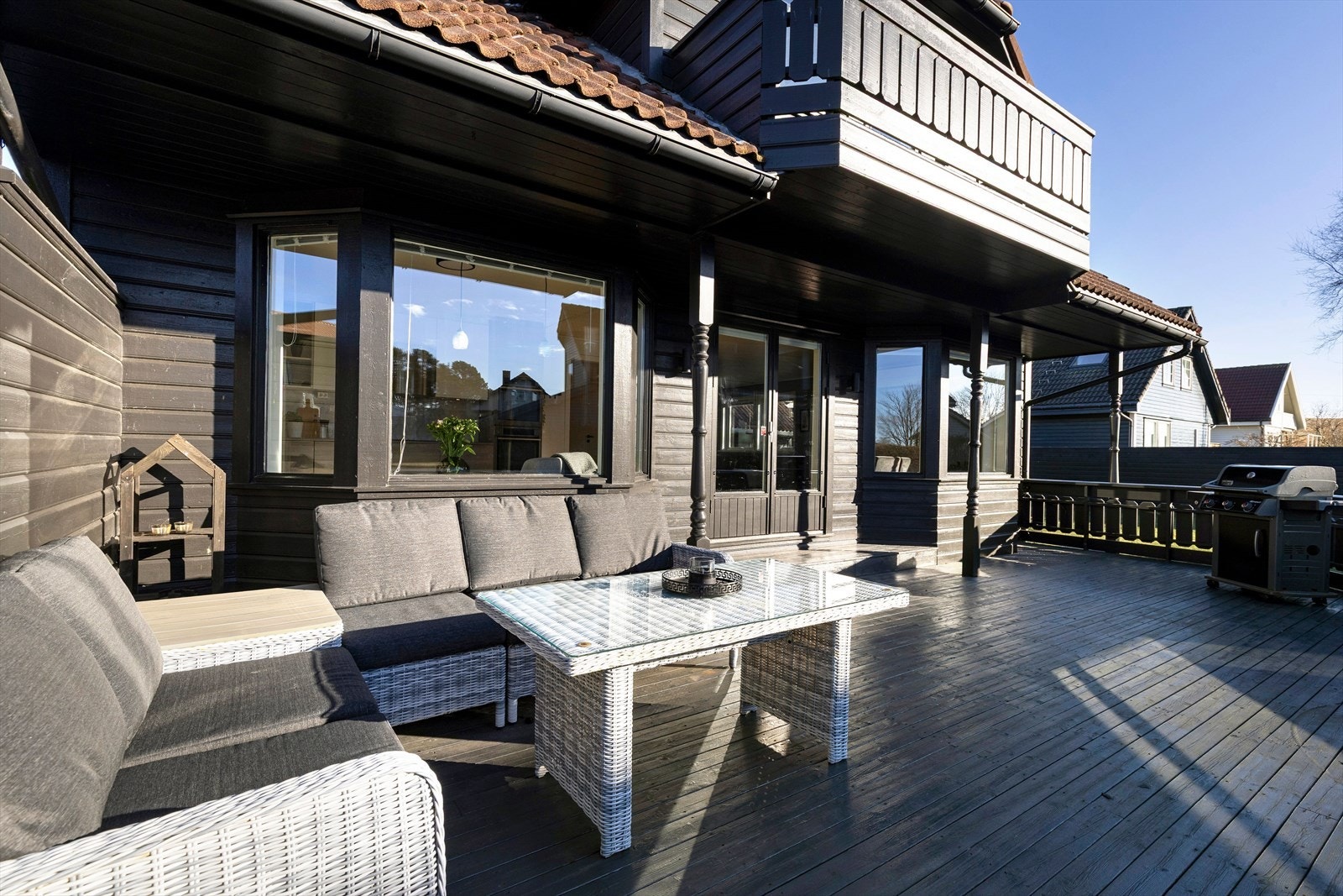 Stor og solrik terrasse. Galleribilde