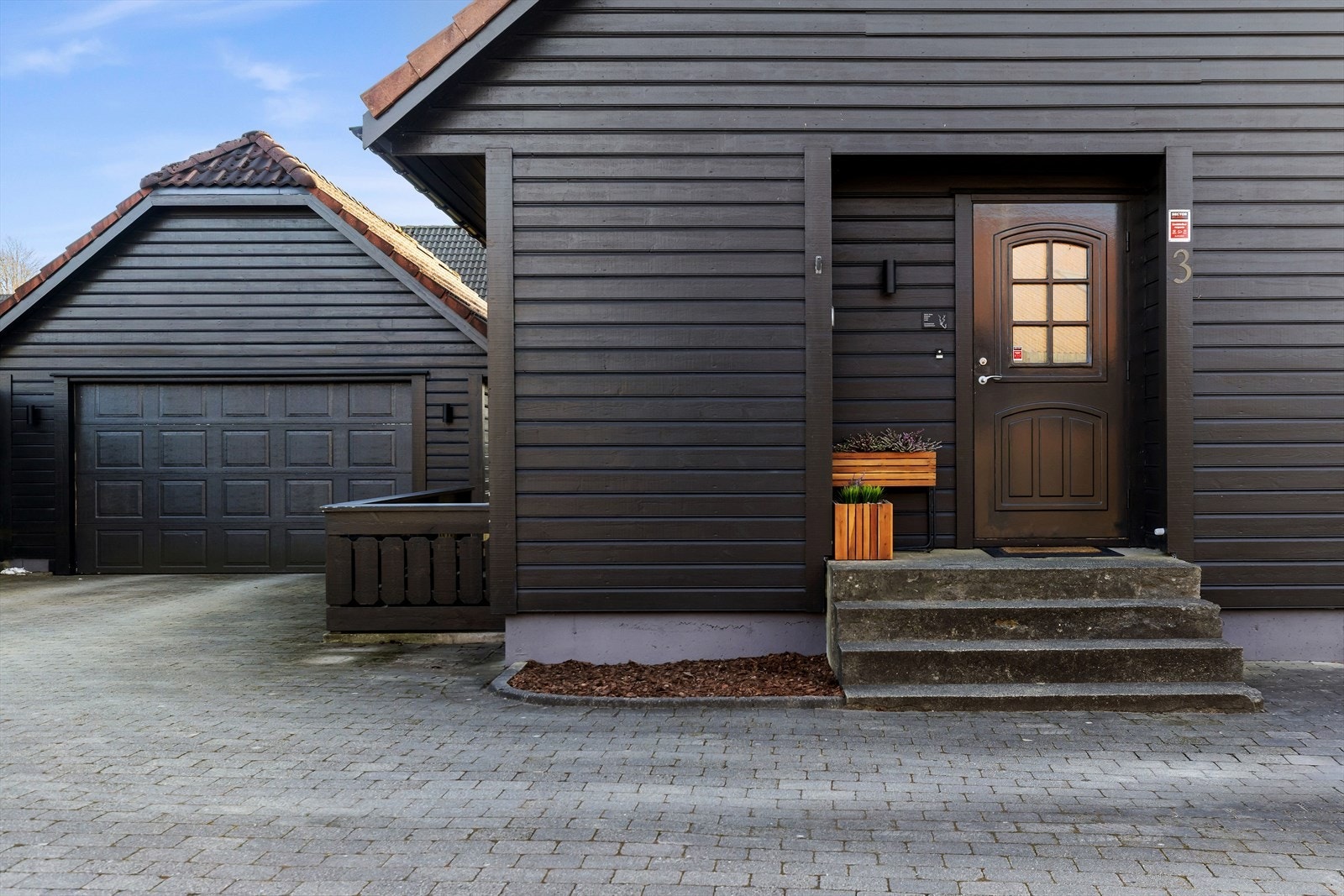 Romslig garasje med el-billader og gårdsrom med plass til flere biler. Galleribilde