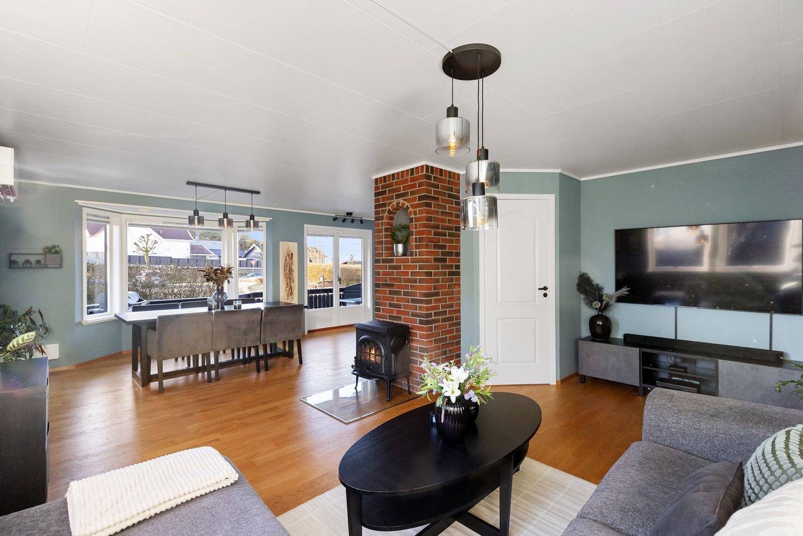 Stuen har flere møblerings muligheter med sin gode størrelse. Galleribilde