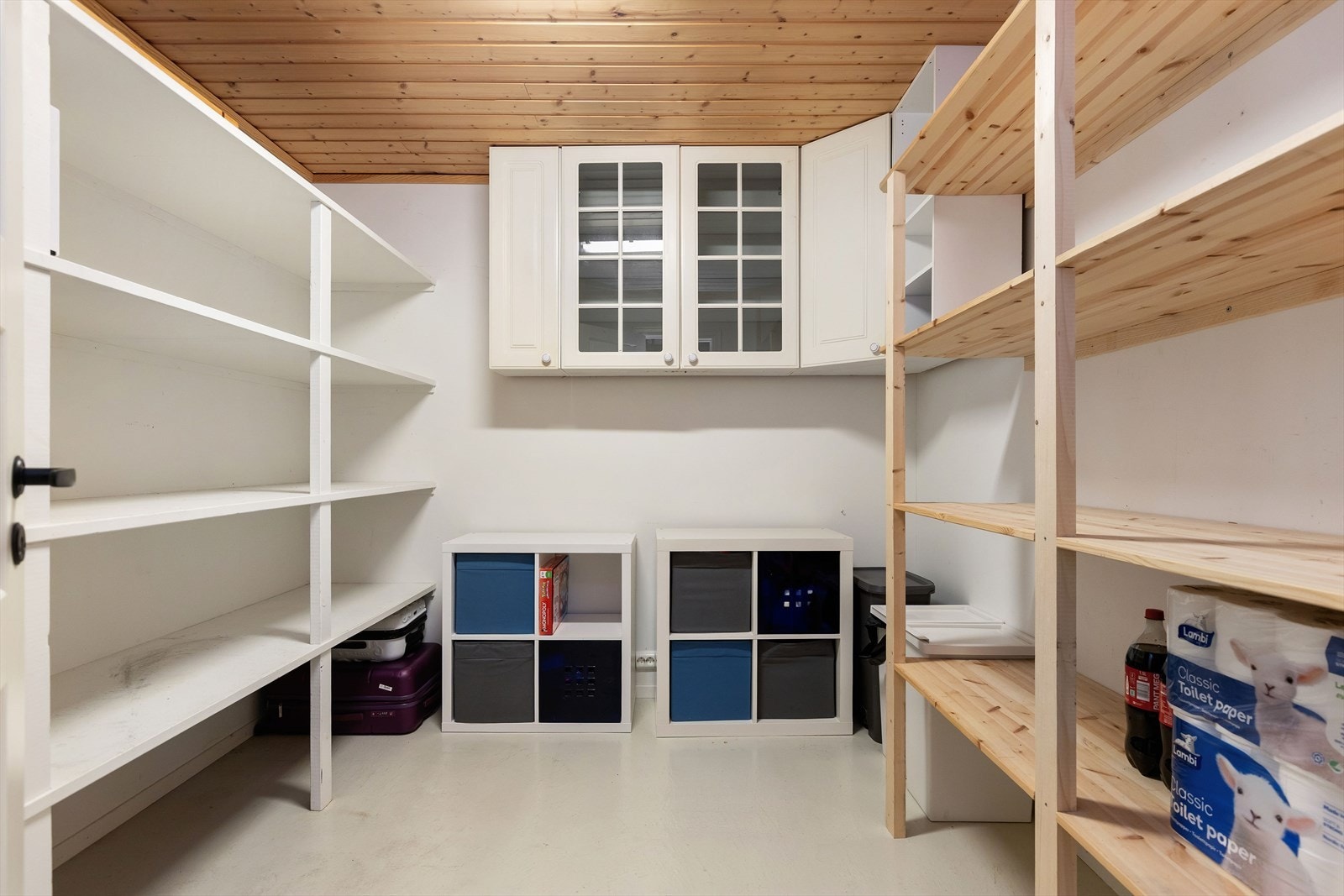 Boden er stor og har sted bygde hyller. Galleribilde