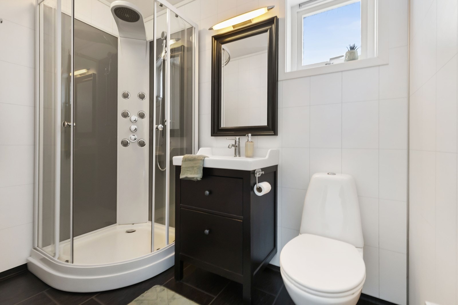 Optimalt å ha et eget bad til gjester. Galleribilde