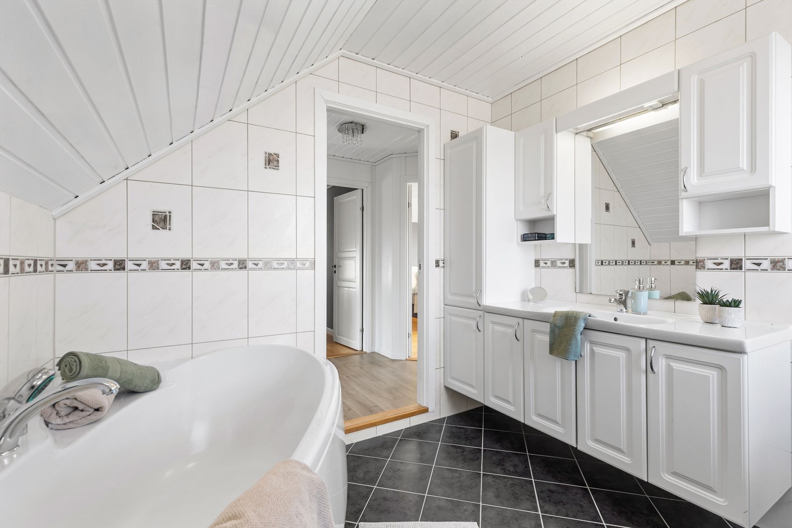 Badet i 2.etasje er romslig. Galleribilde