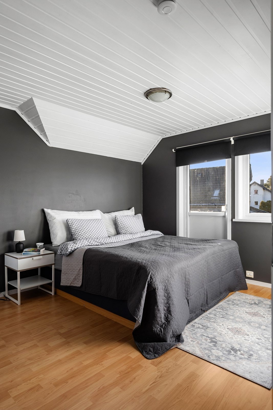 2.etasje - hovedsoverom med egen luftebalkong. Galleribilde