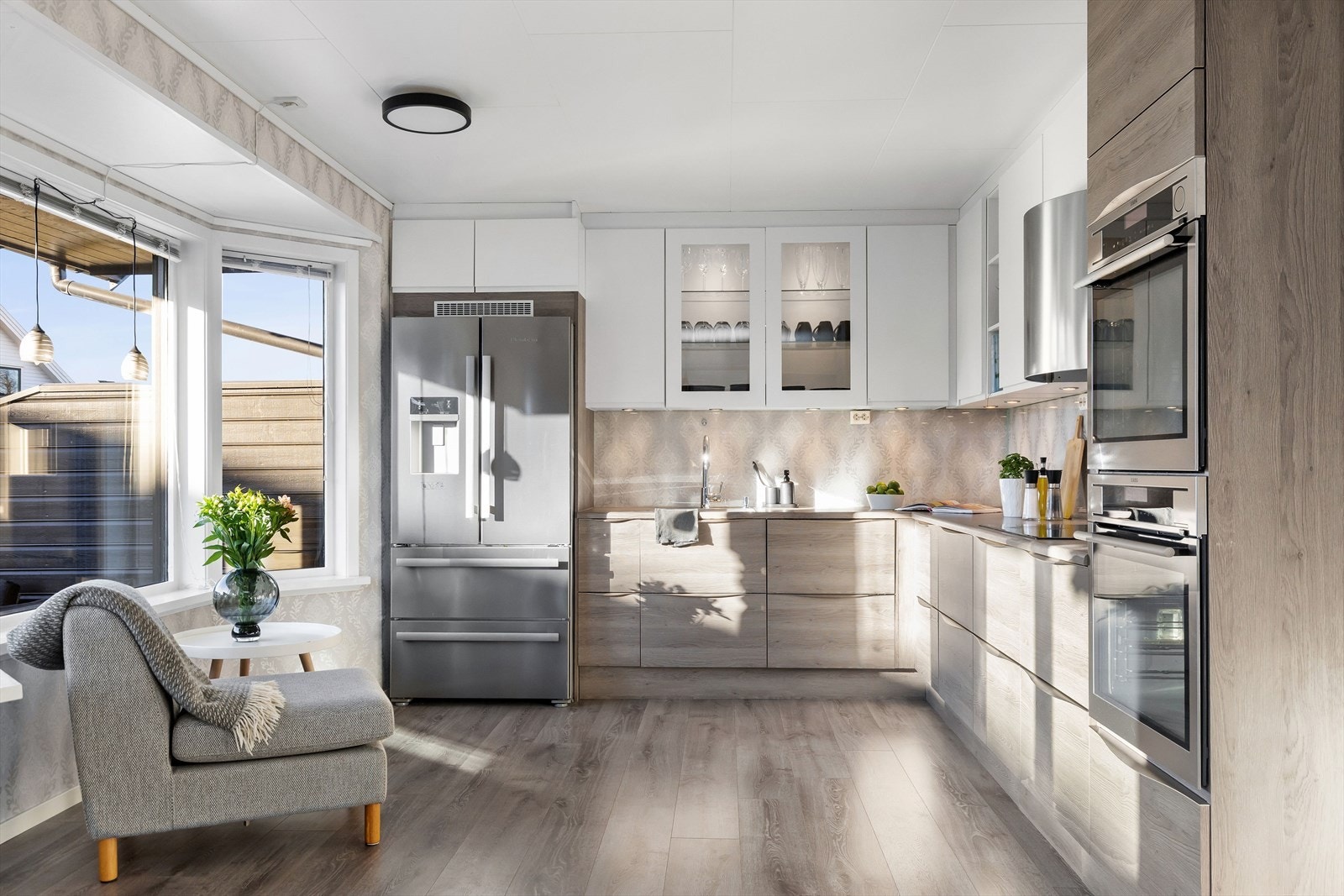 Kjøkkenet er lekkert og moderne med integrerte hvitevarer. Galleribilde