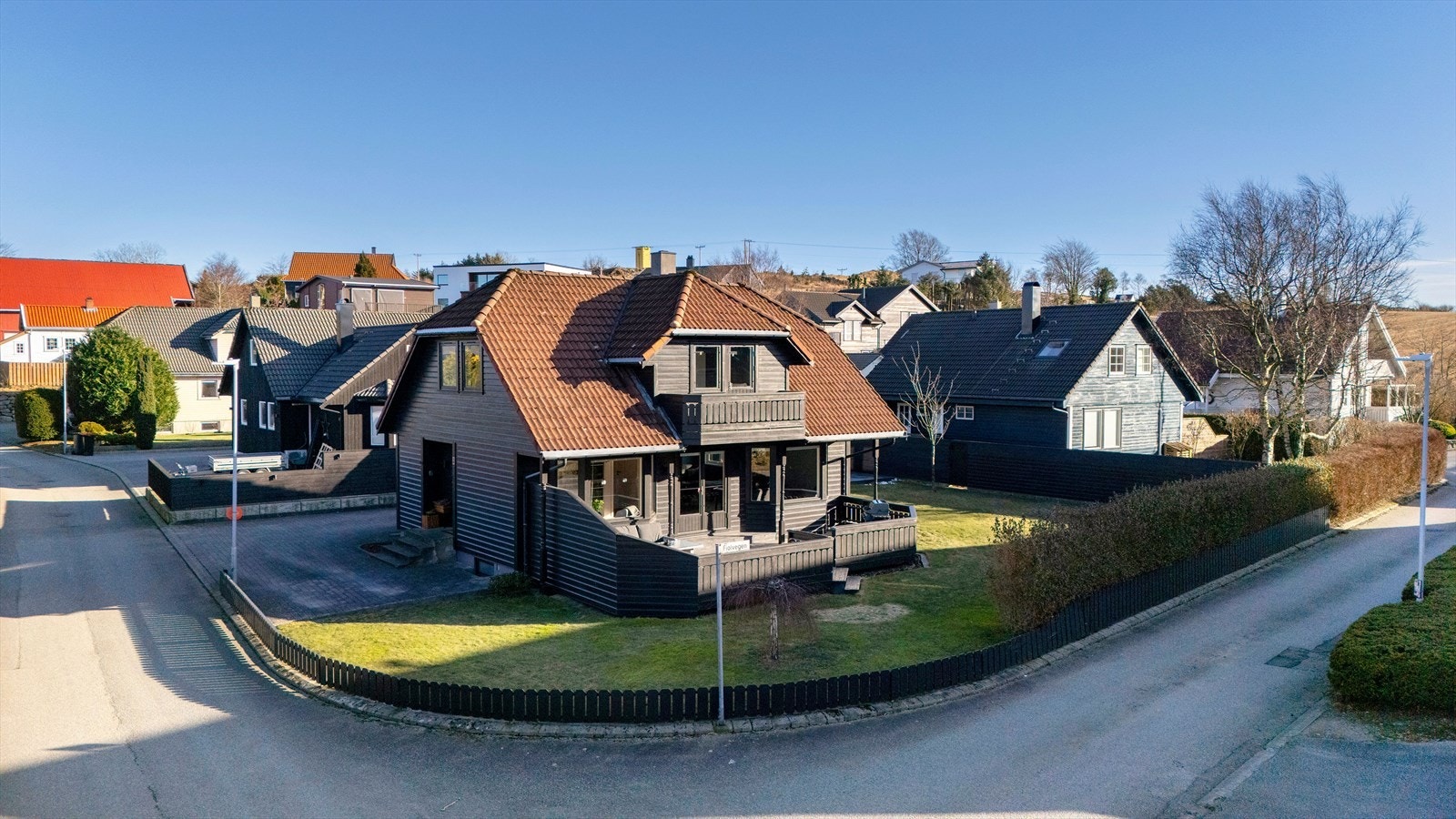 Kjekk enebolig med stor hage og garasje. Galleribilde