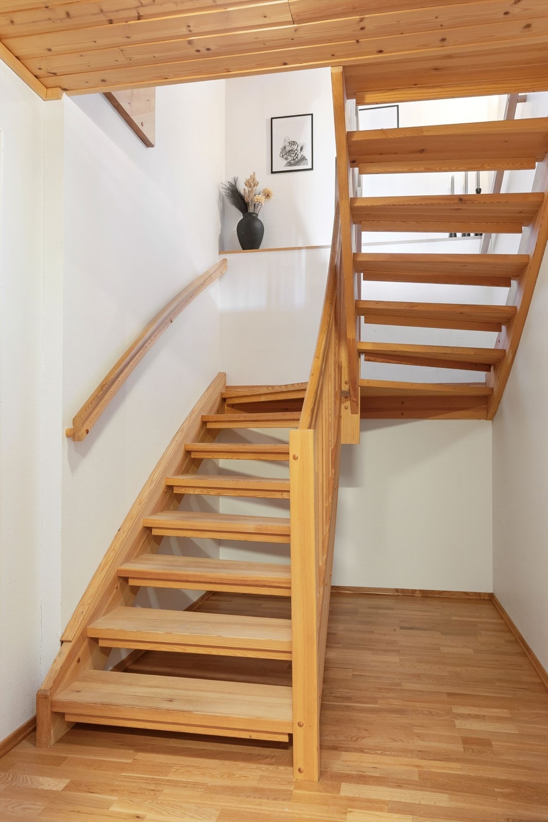 I kjelleren finner man biinngang, vaskerom, bod, kjellerstue og et gjesterom. Galleribilde