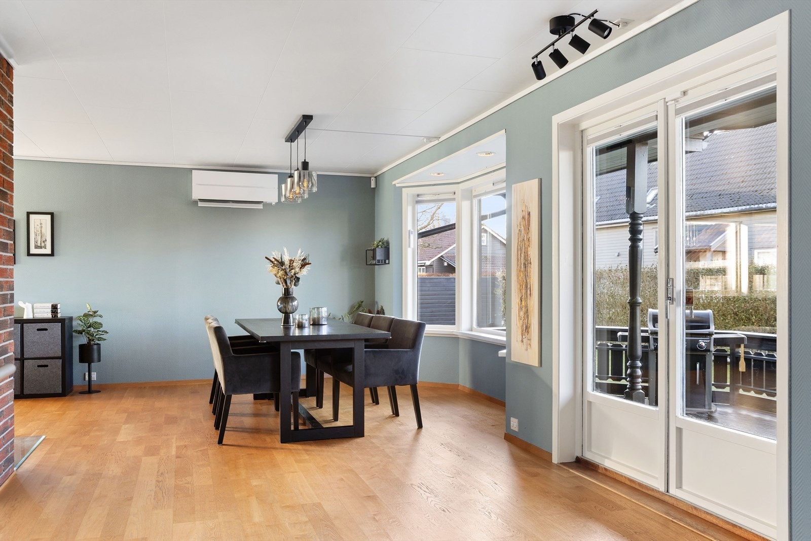 Direkte utgang fra stuen til terrasse og hage. Galleribilde