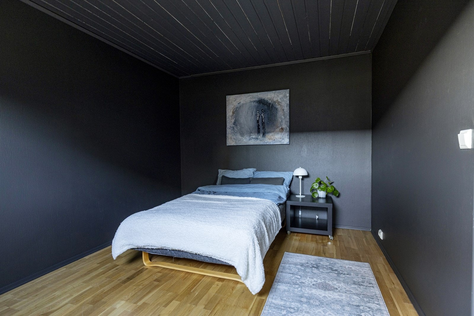 Fra kjellerstue er det inngang til et gjesterom, hvor det er satt inn et vindu i senere tid. Galleribilde