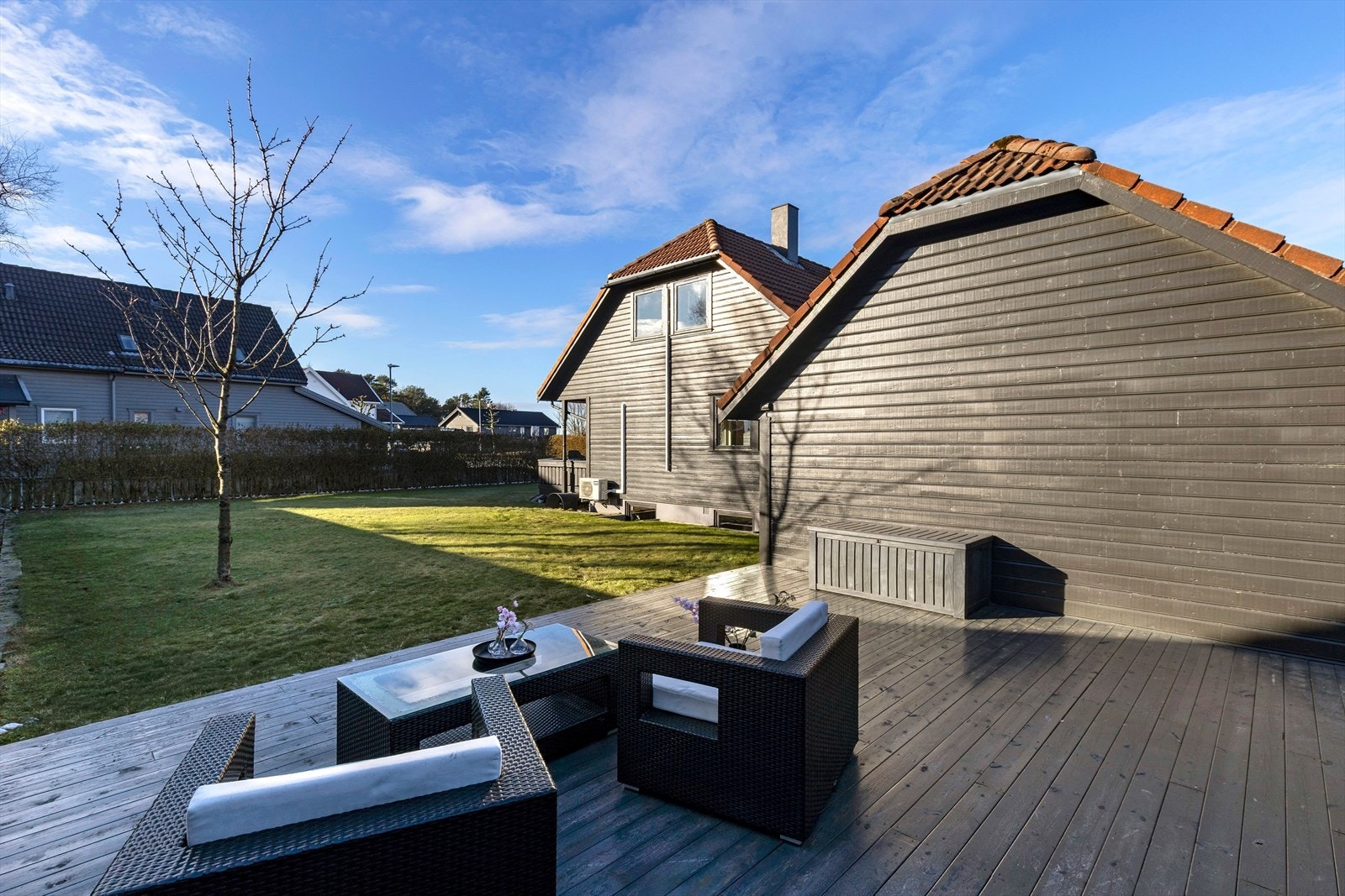 Denne terrassen ble bygget i 2024. Skjermet og solrik krok. Galleribilde