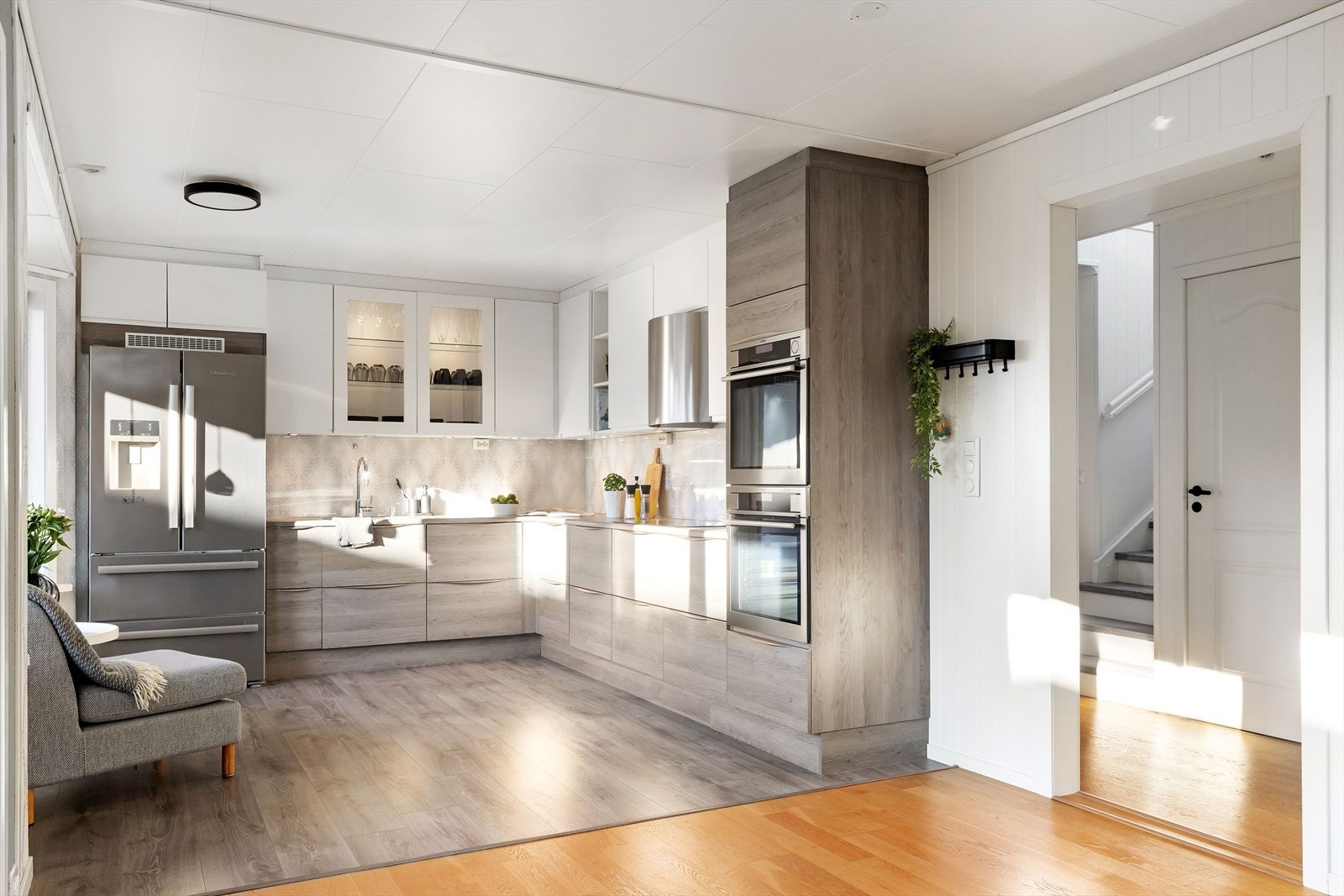 Stort kjøkken med skap til tak, god skap- og benkeplass Galleribilde