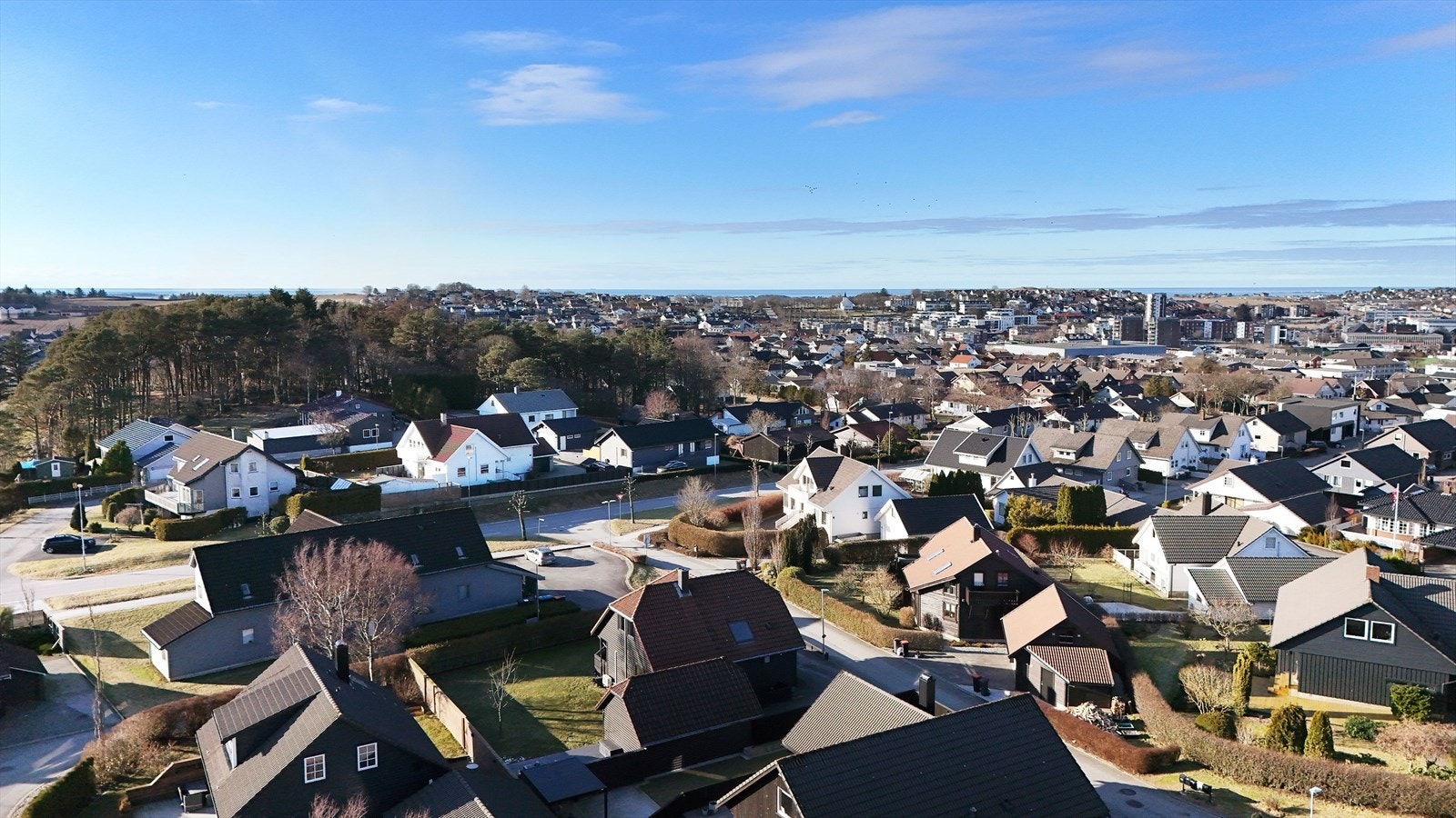 Skoler, idrettsanlegg og sentrum ligger en kort spasertur unna boligen. Galleribilde