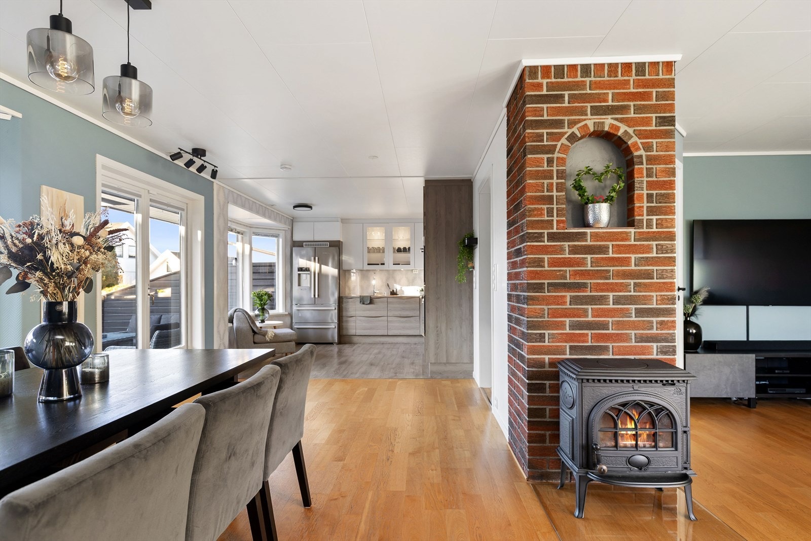 Det er åpen løsning mellom stue og kjøkken, noe som gir en god romfølelse. Galleribilde