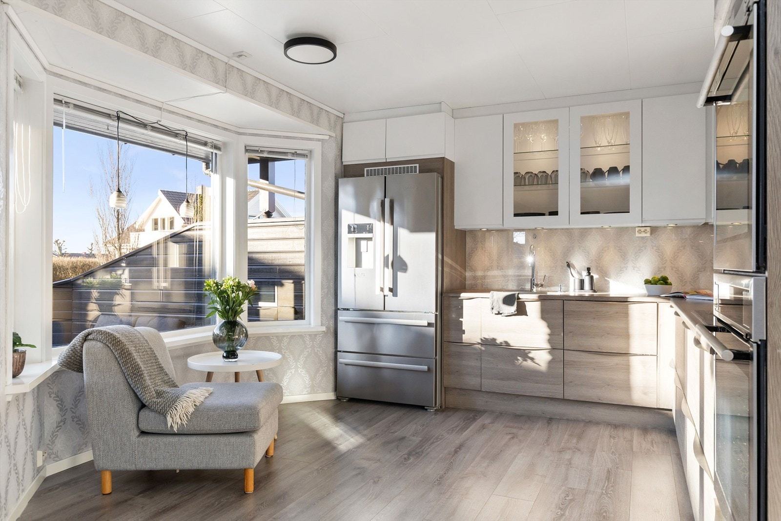 Plass til en liten sittegruppe eller et spisebord på kjøkken. Galleribilde