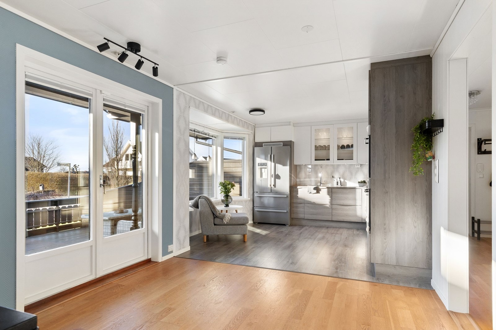 Kjøkkenet ble renovert i 2016 av forrige eier. Da ble vegg mellom stue og kjøkken fjernet. Galleribilde