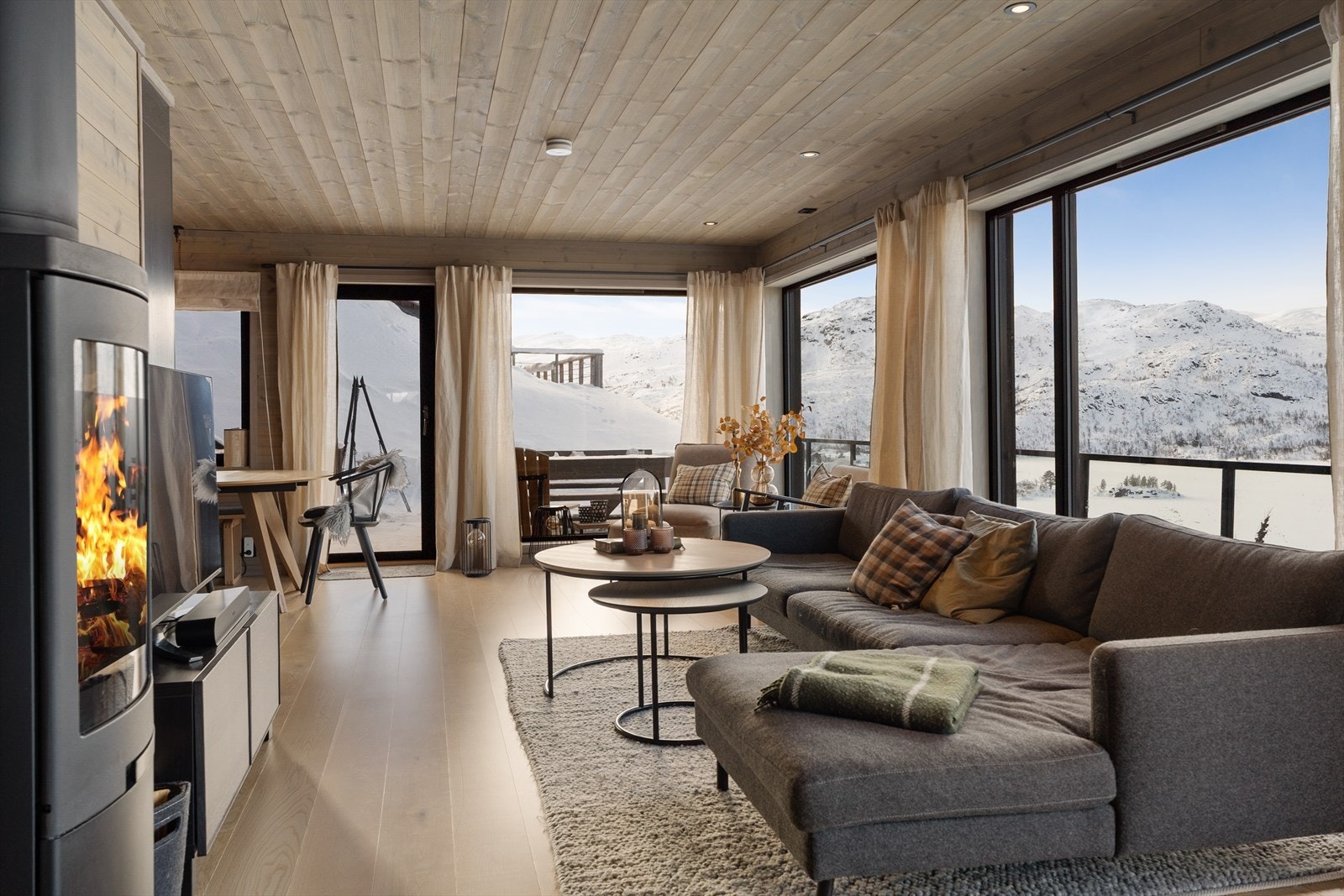 God planløsning innredet over to plan: To stuer, fire soverom, to bad og vaskerom Galleribilde