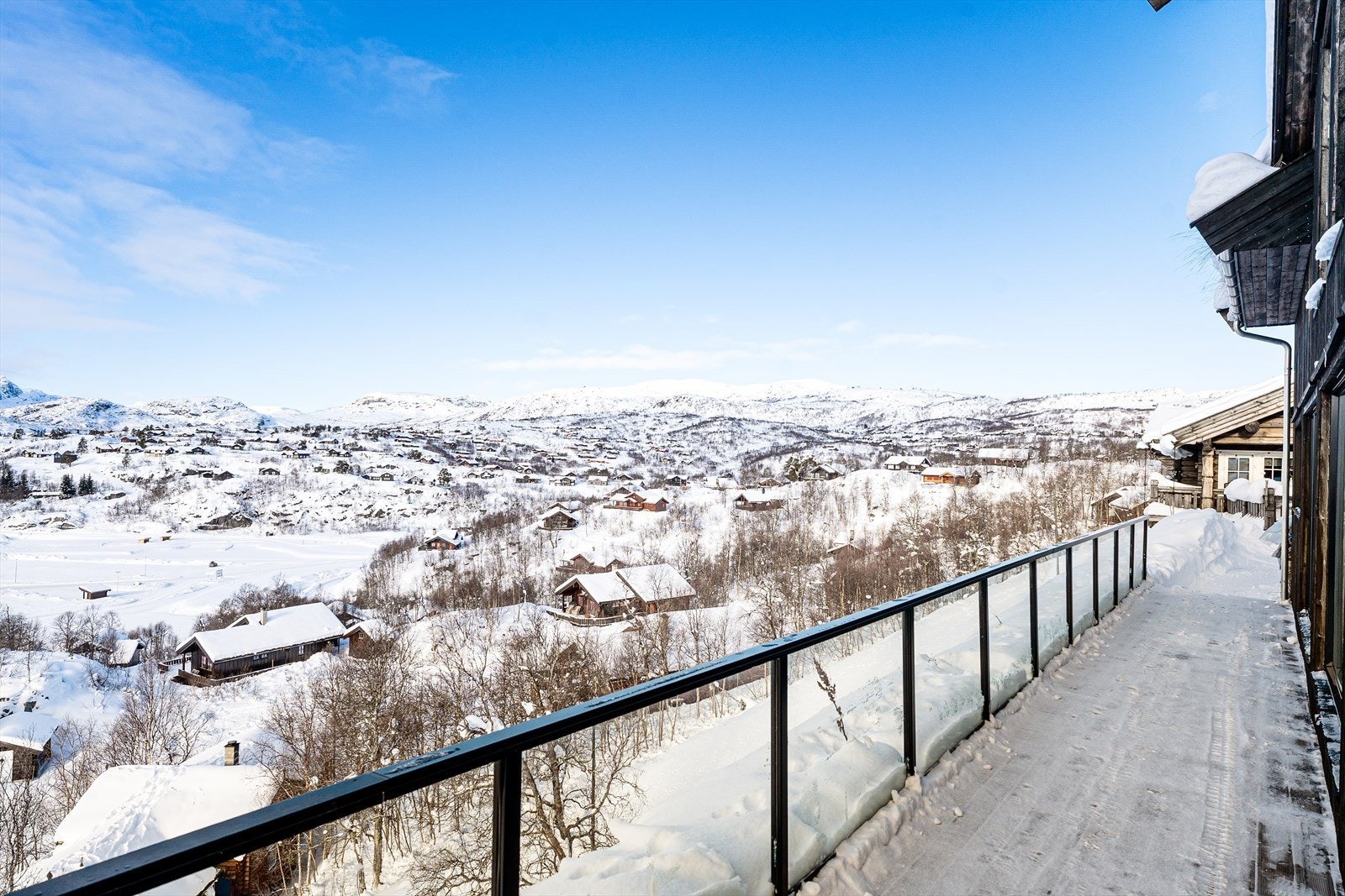 Vestvendt balkong med gode solforhold Galleribilde