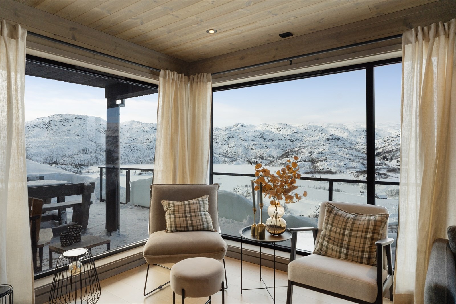 Store vindusflater mot den flotte utsikten gir mye naturlig lys Galleribilde