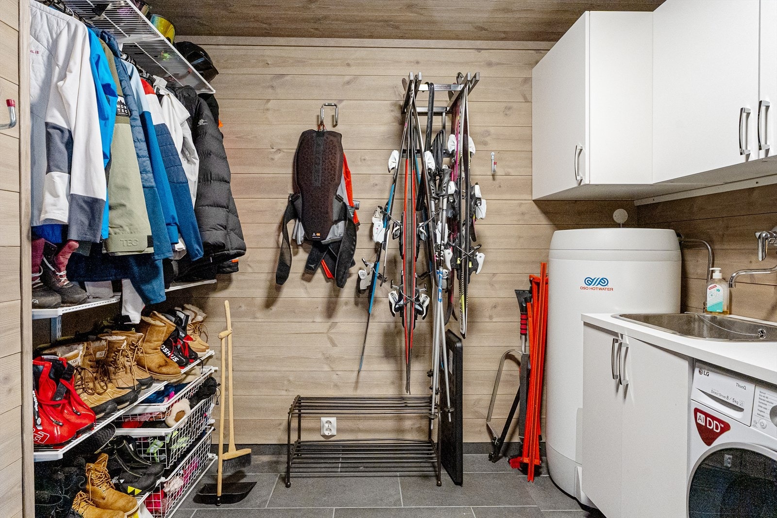 Vaskerom/bod med flislagt gulv med varmekabler. Egen praktisk biinngang Galleribilde