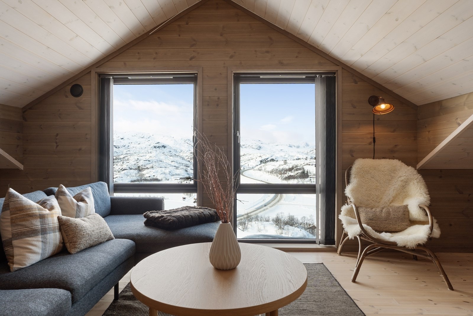 Nydelig utsikt fra loftstue over fjell, omliggende natur og nærområdet Galleribilde