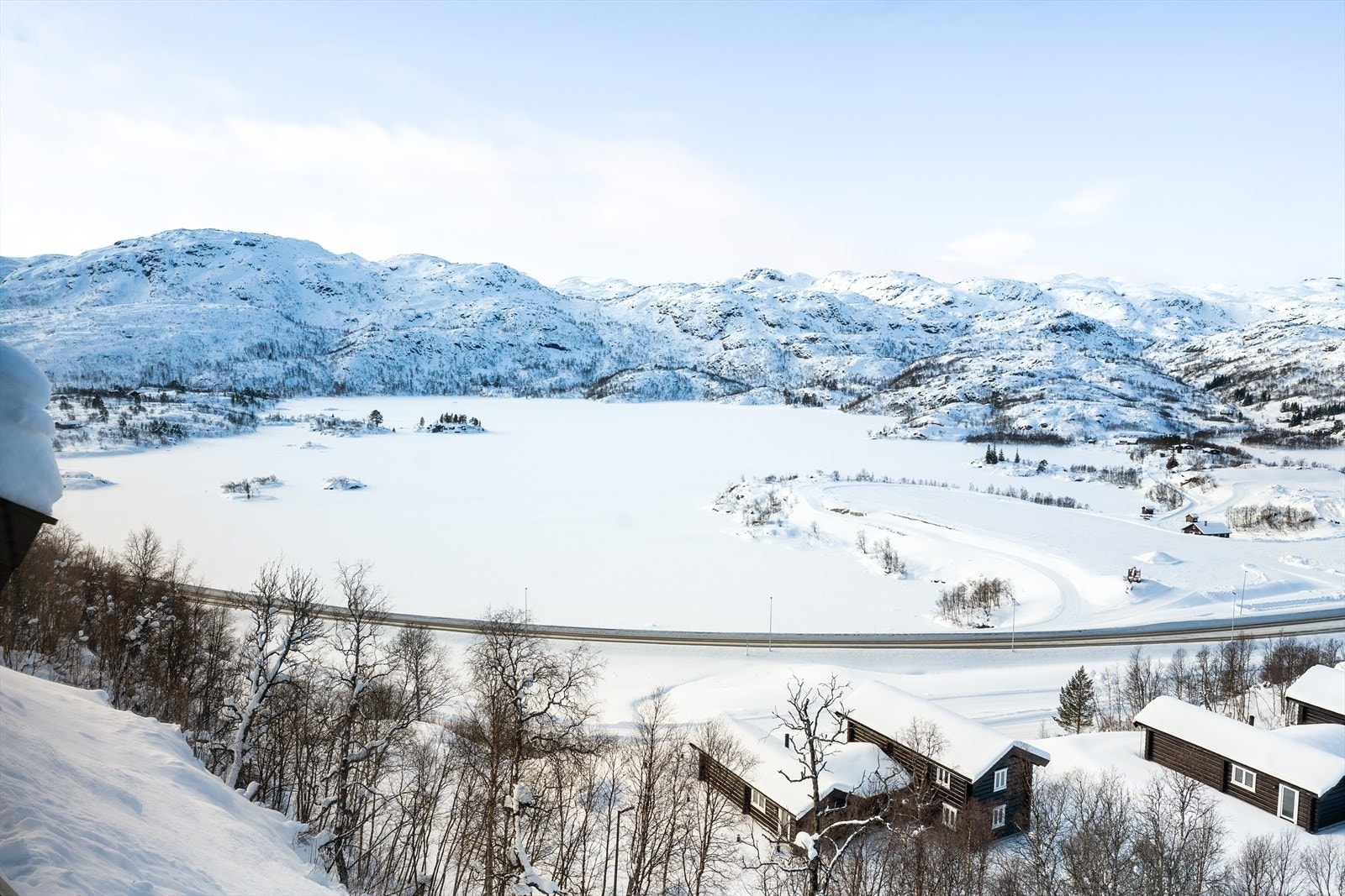 Fantastisk panoramautsikt utover fjellene, omliggende natur og nærområdet Galleribilde