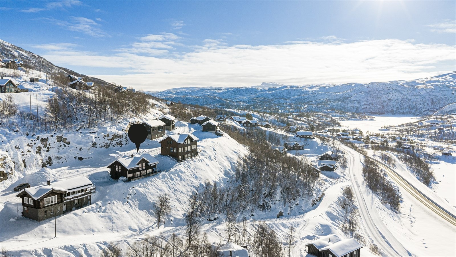 Eiendommen ligger like ved alpintanlegget på Vågslid. Her kan ungene alene gå bort i barnetrekket eller de øvrige heisene. Galleribilde