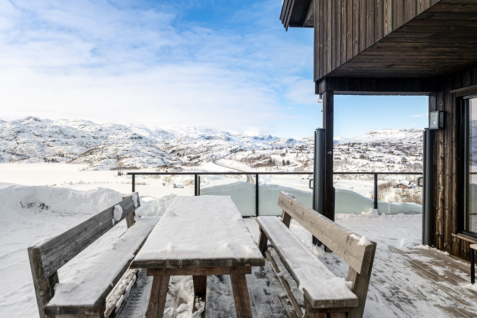 Terrasse med gode møbleringsmuligheter og plass til jacuzzi Galleribilde
