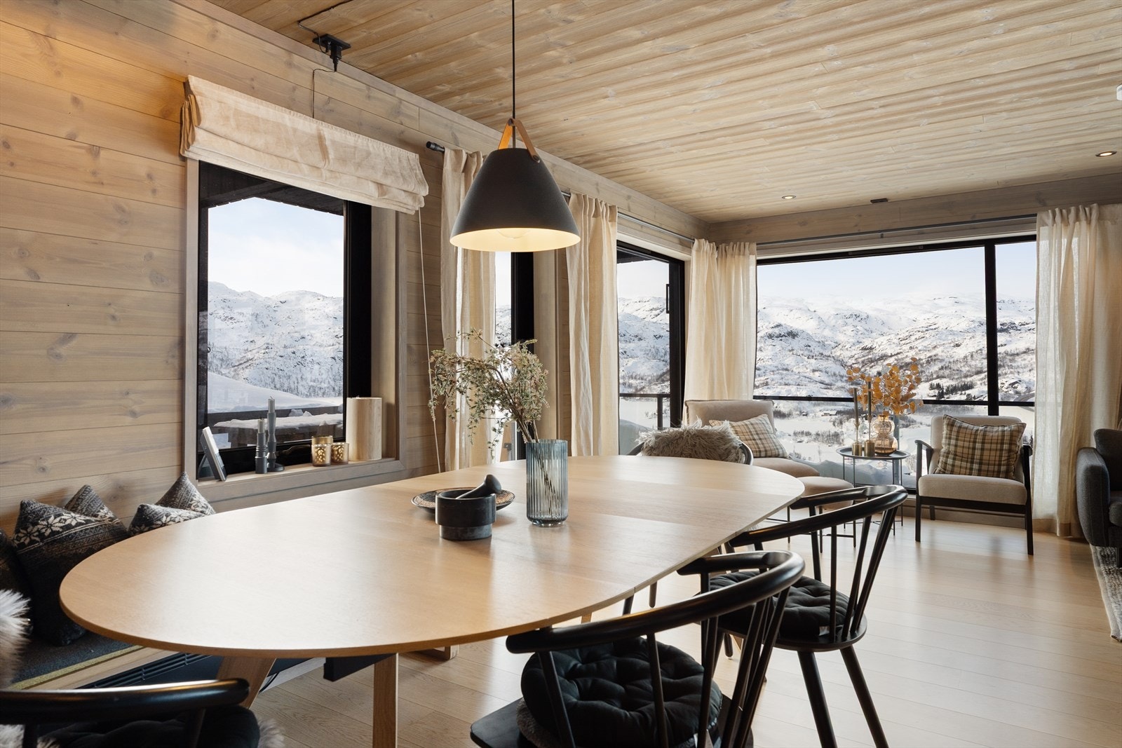 God utsikt selv fra spiseplassen - her kan man samle familie og venner til et bedre måltid Galleribilde