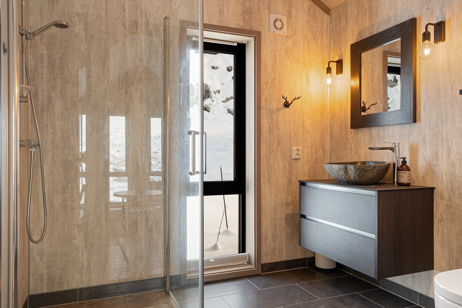 Bad i loftsetasjen Galleribilde