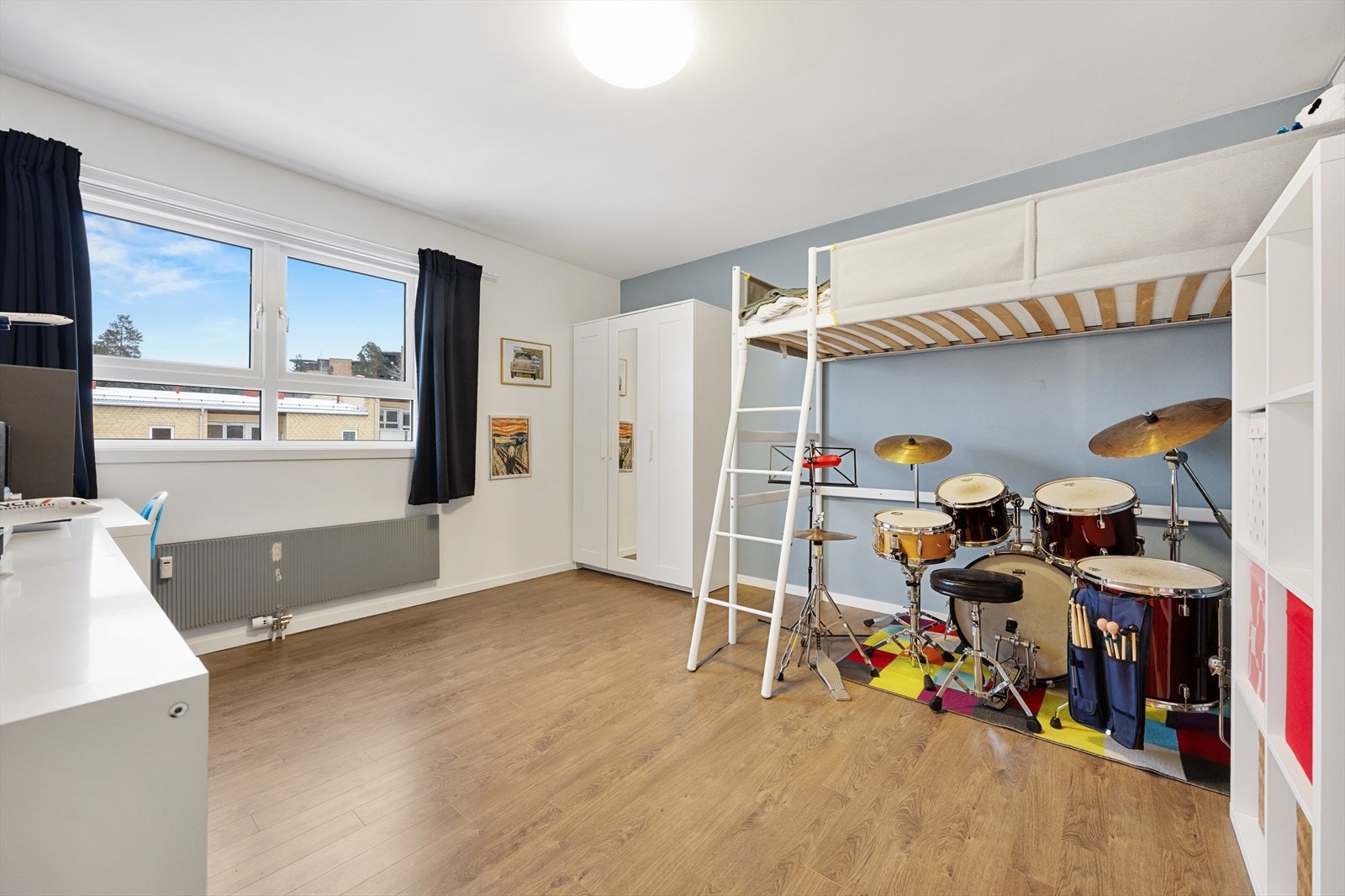 Rikelig med naturlig lys gir en åpen romfølelse. Galleribilde