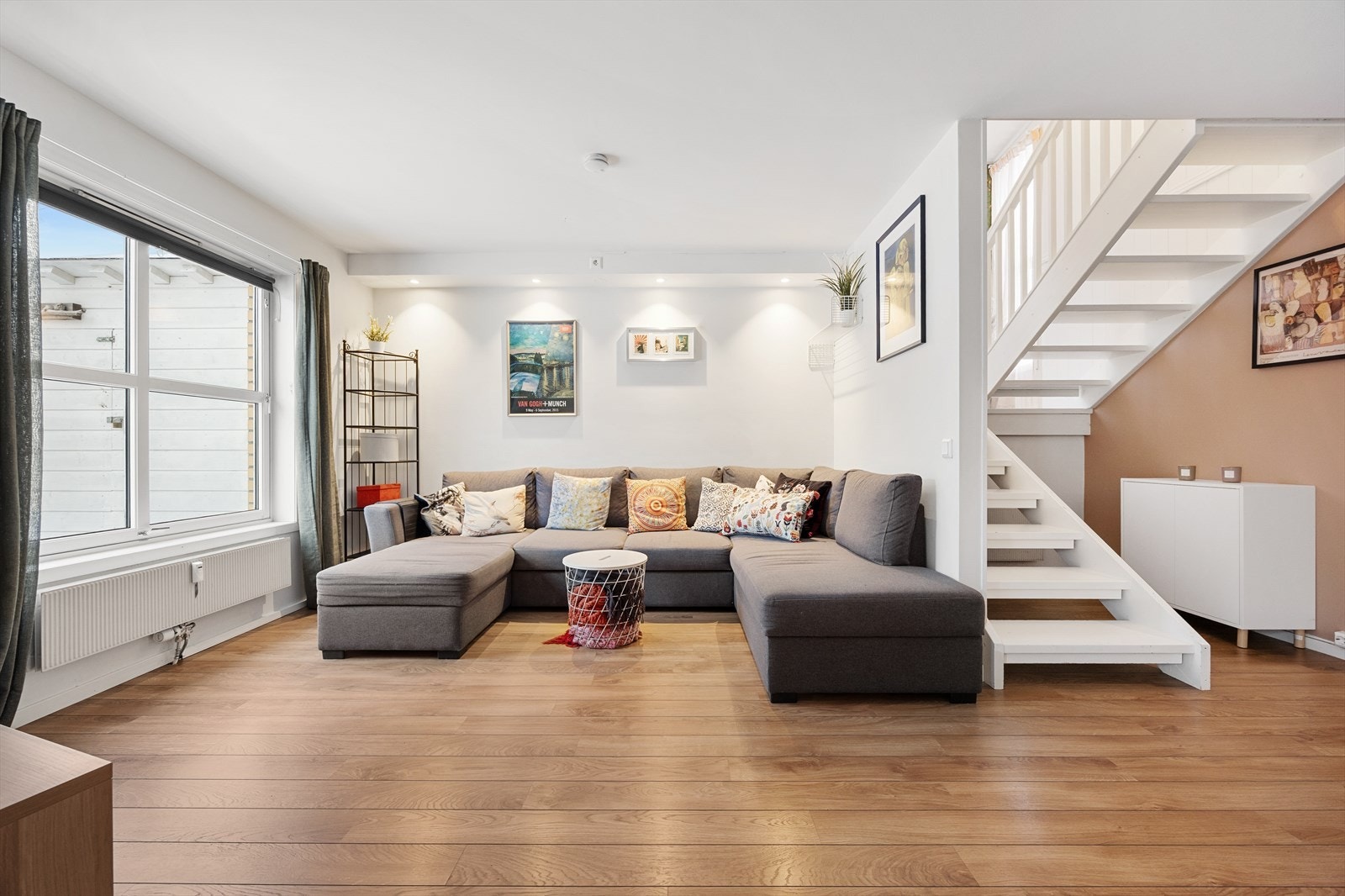 Romslig og lys stue med plass til stor TV-krok. Galleribilde