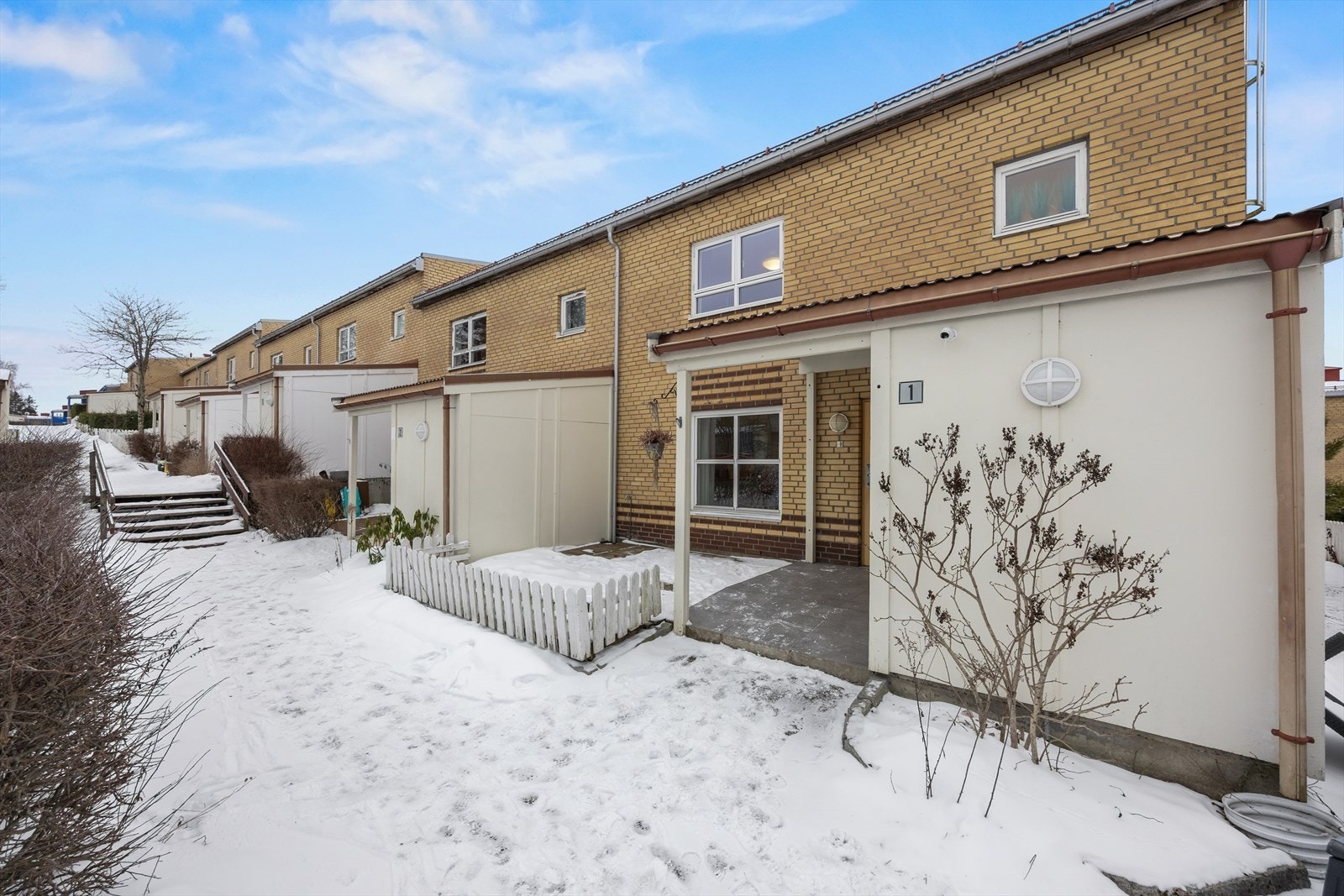 Uteplass ved inngangsparti. Galleribilde