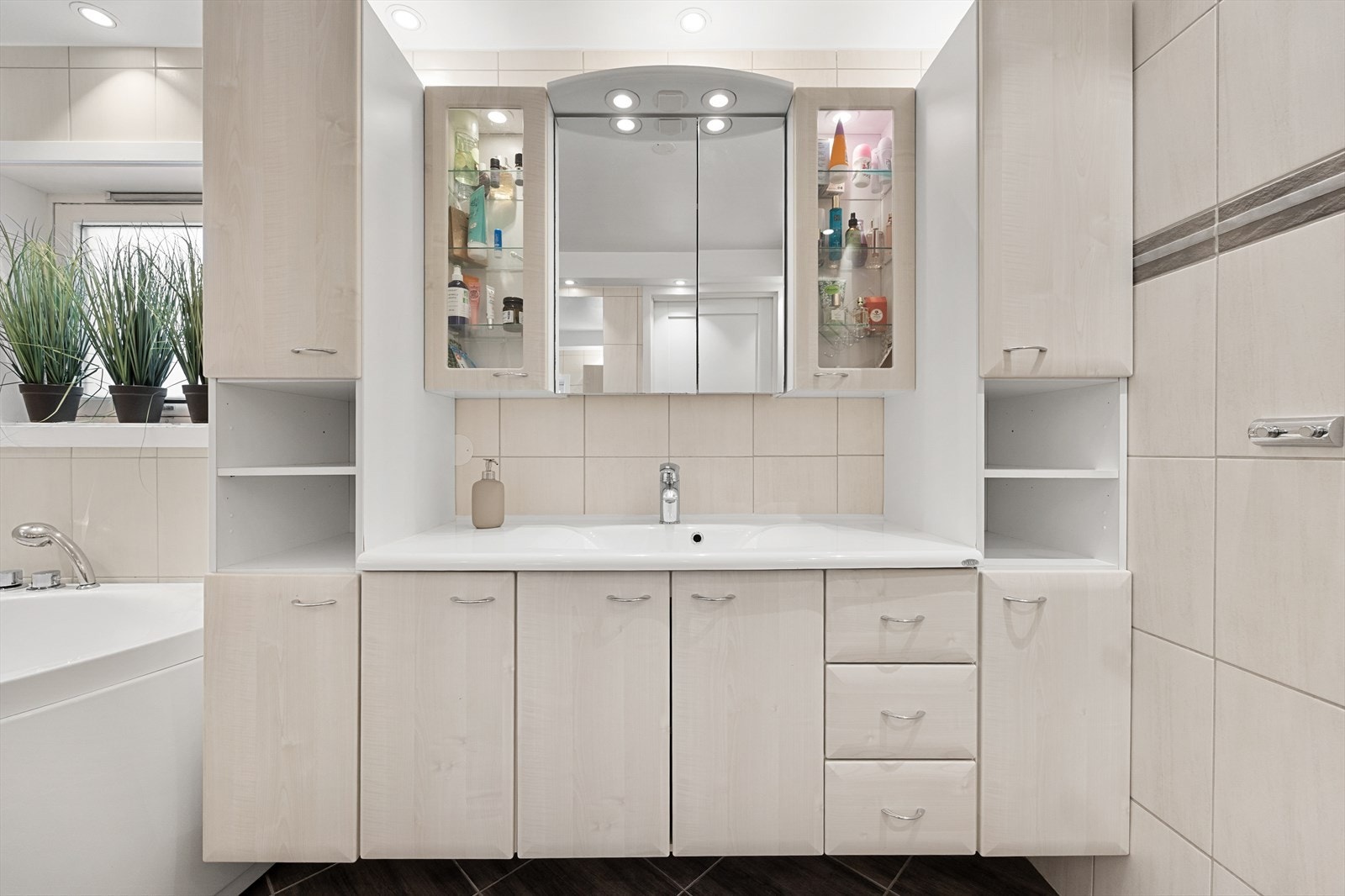 Rikelig med skapplass gir deg den oppbevaringen du trenger. Galleribilde