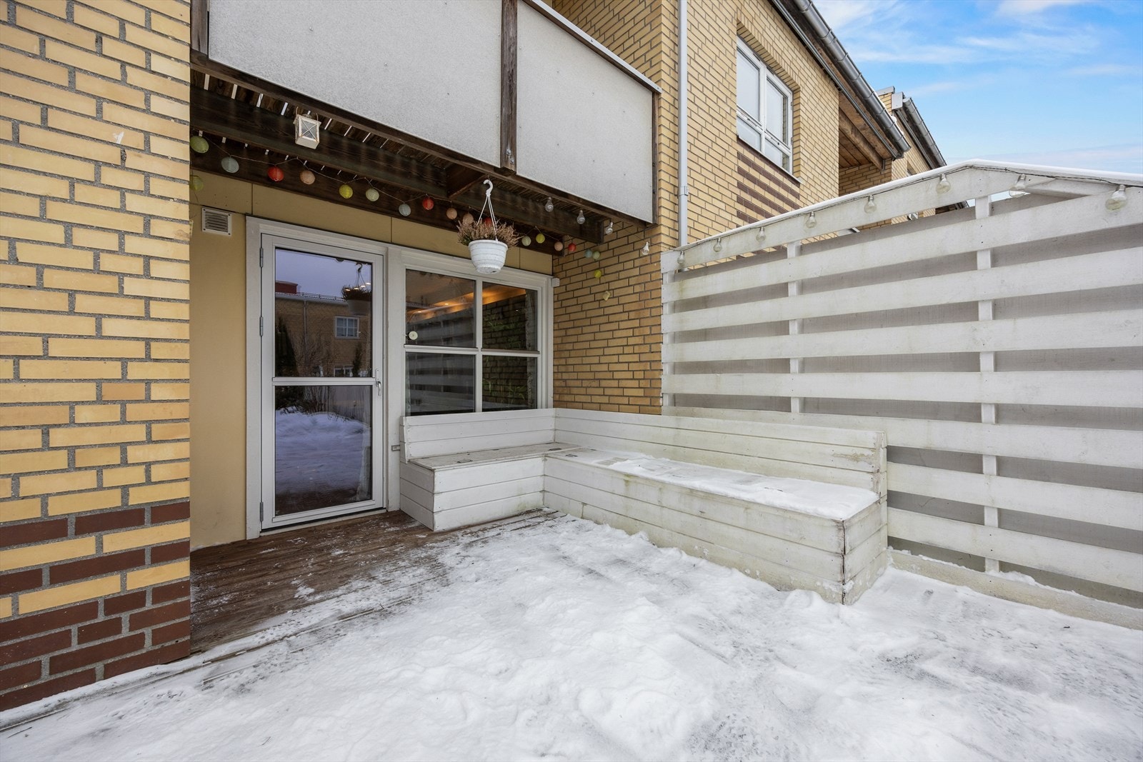 Fra stuen er det utgang til stor markterrasse og hage. Galleribilde