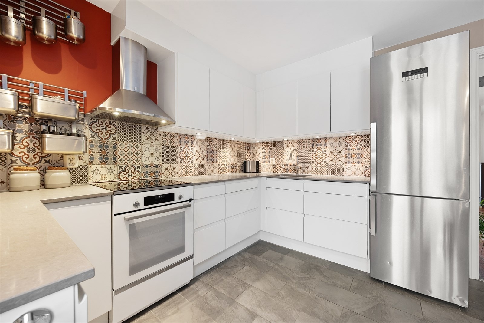 Kjøkkenet har et stilrent utrykk og inneholder oppvaskmaskin, stekeovn, avtrekksvifte og plass til kjøl-/fryseskap. Galleribilde