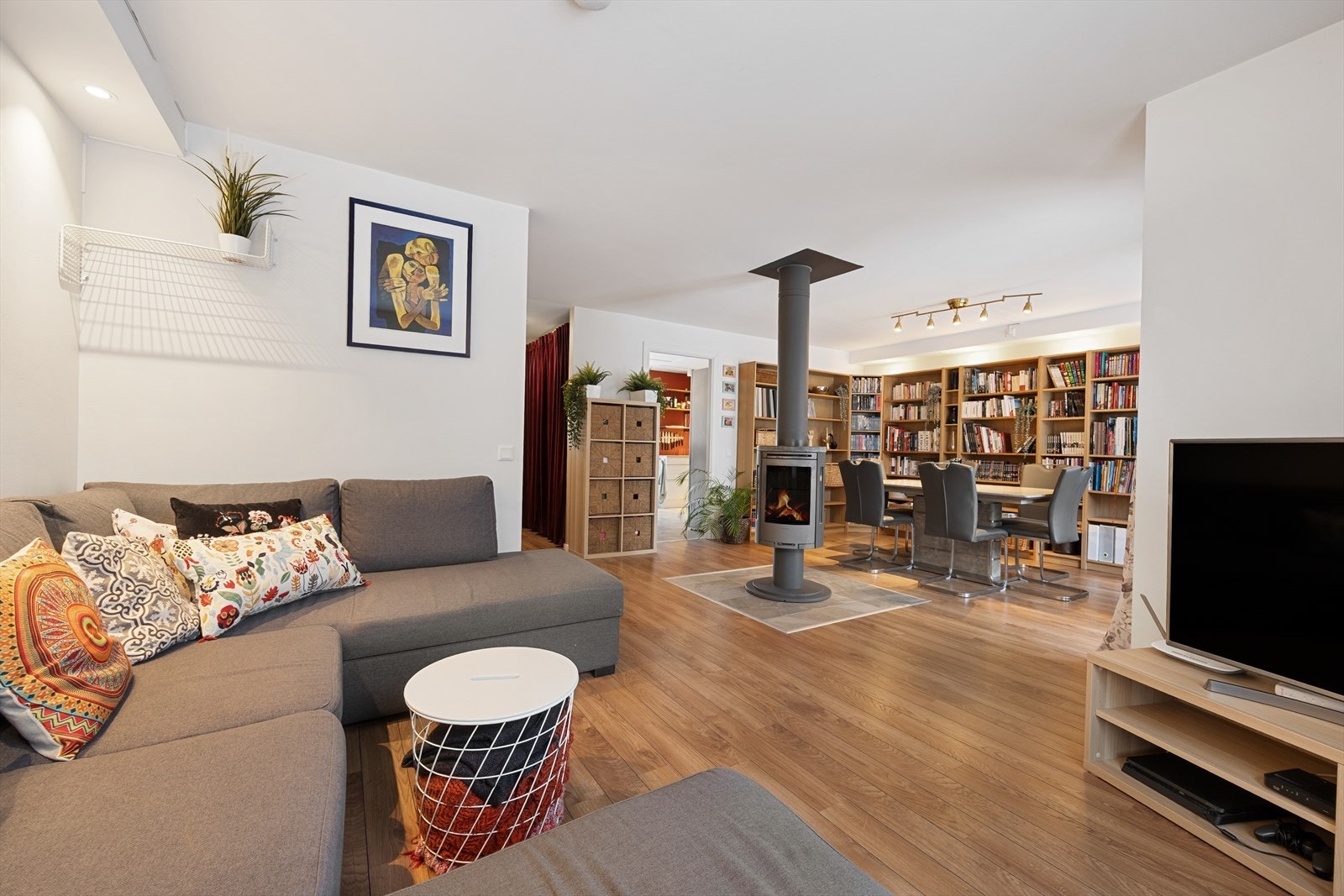 Her har du god plass til sofagruppe, stuebord og TV-møblement. Galleribilde