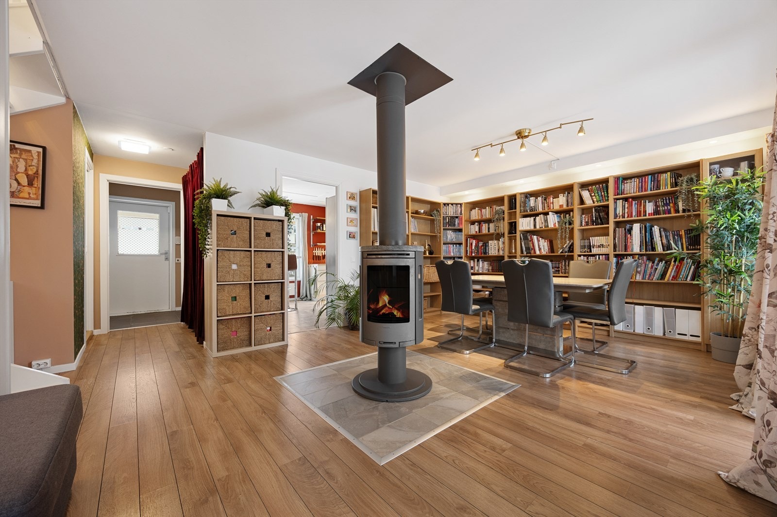 Stuen har en smart planløsning med plass til spisestue. Galleribilde