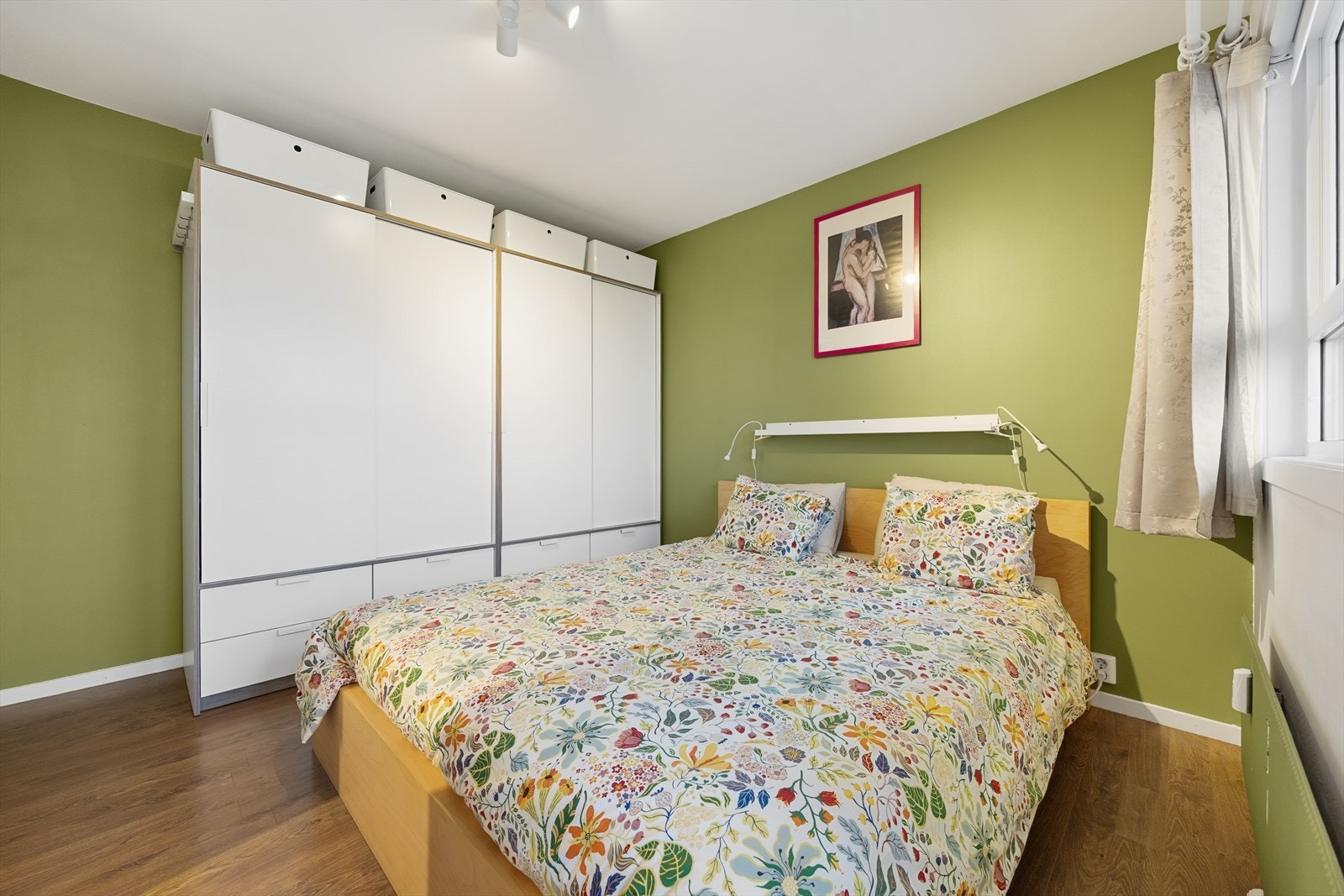 Plass til store garderobeskap bidrar til ryddig oppbevaring. Galleribilde