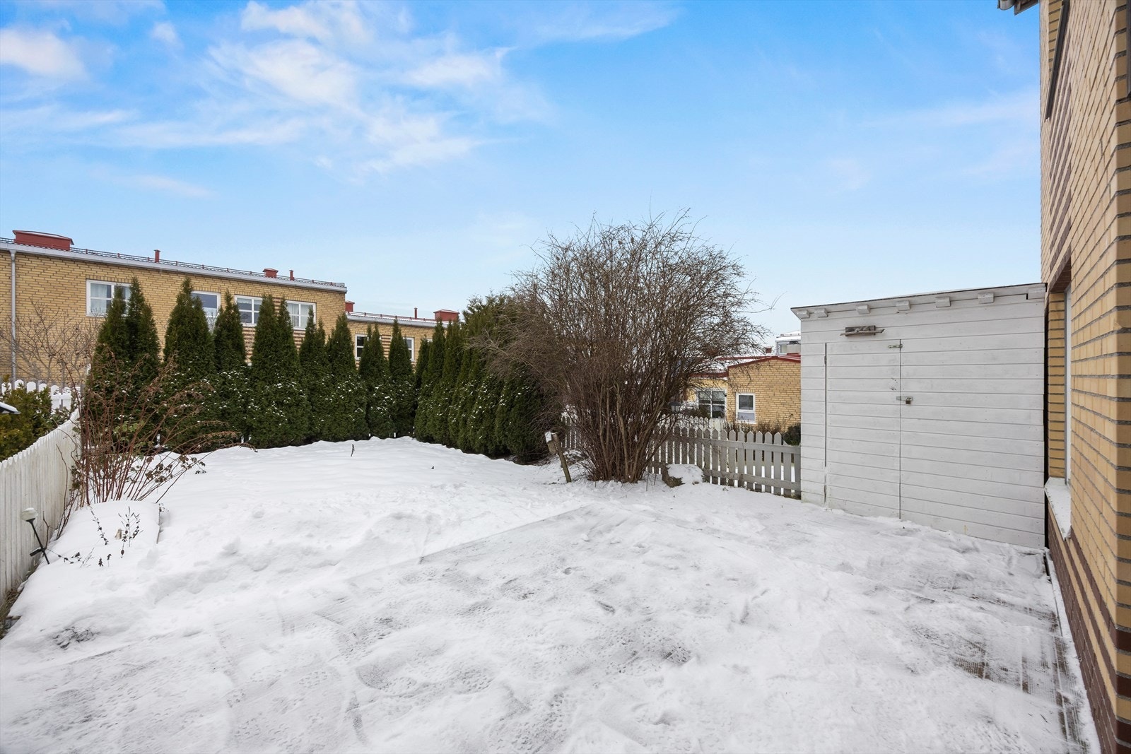 Praktisk utvendig bod bidrar til ekstra oppbevaring. Galleribilde