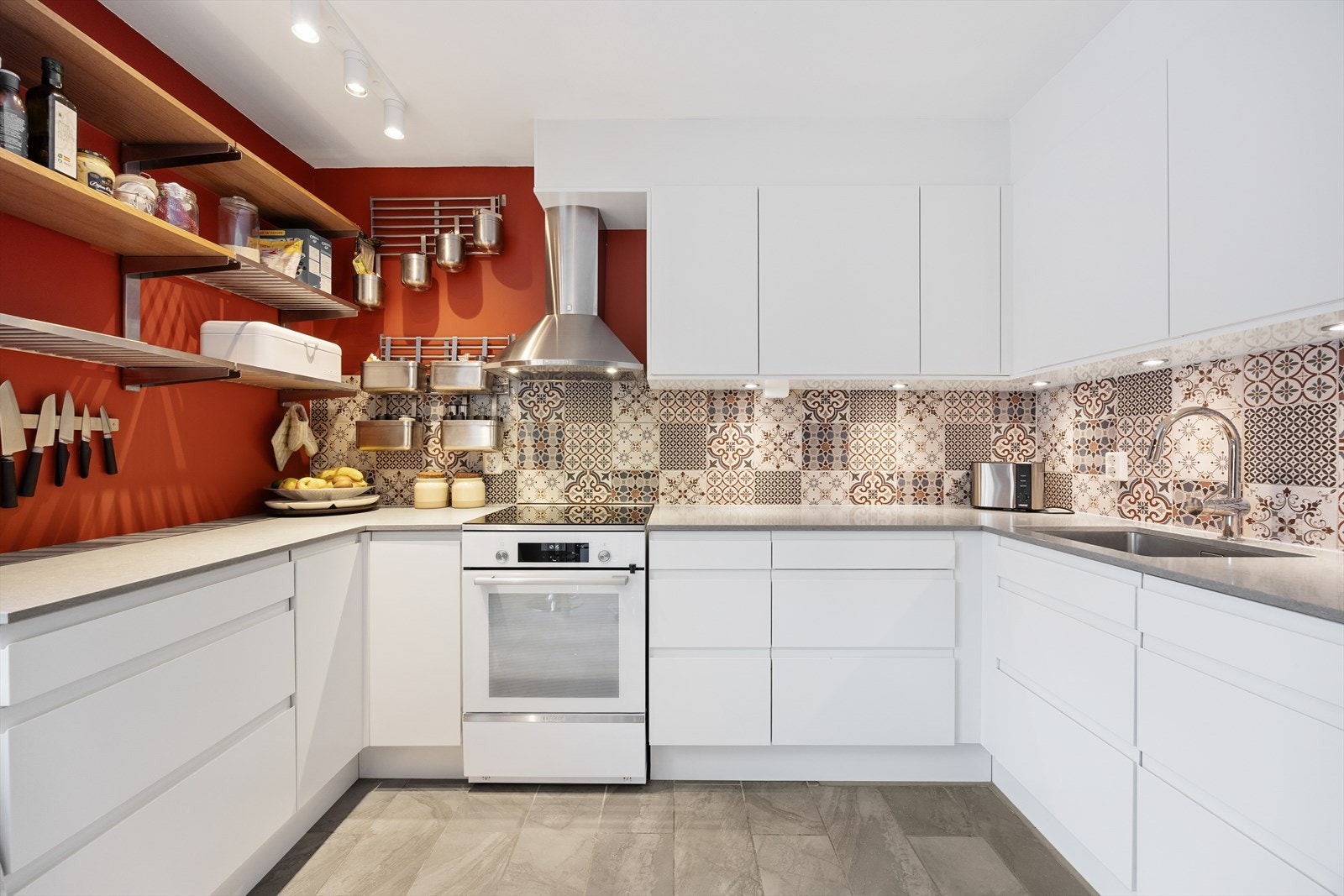 Moderne kjøkken med hvite fronter. Galleribilde