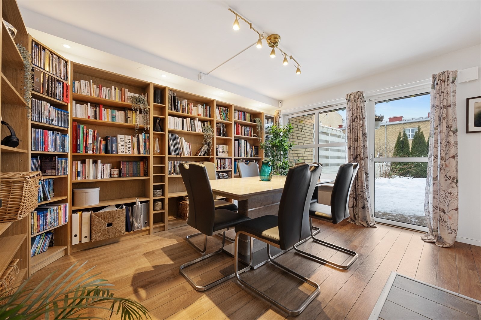 Spisestuen rommer i dag plass til seks personer - perfekt for sosiale sammenkomster. Galleribilde