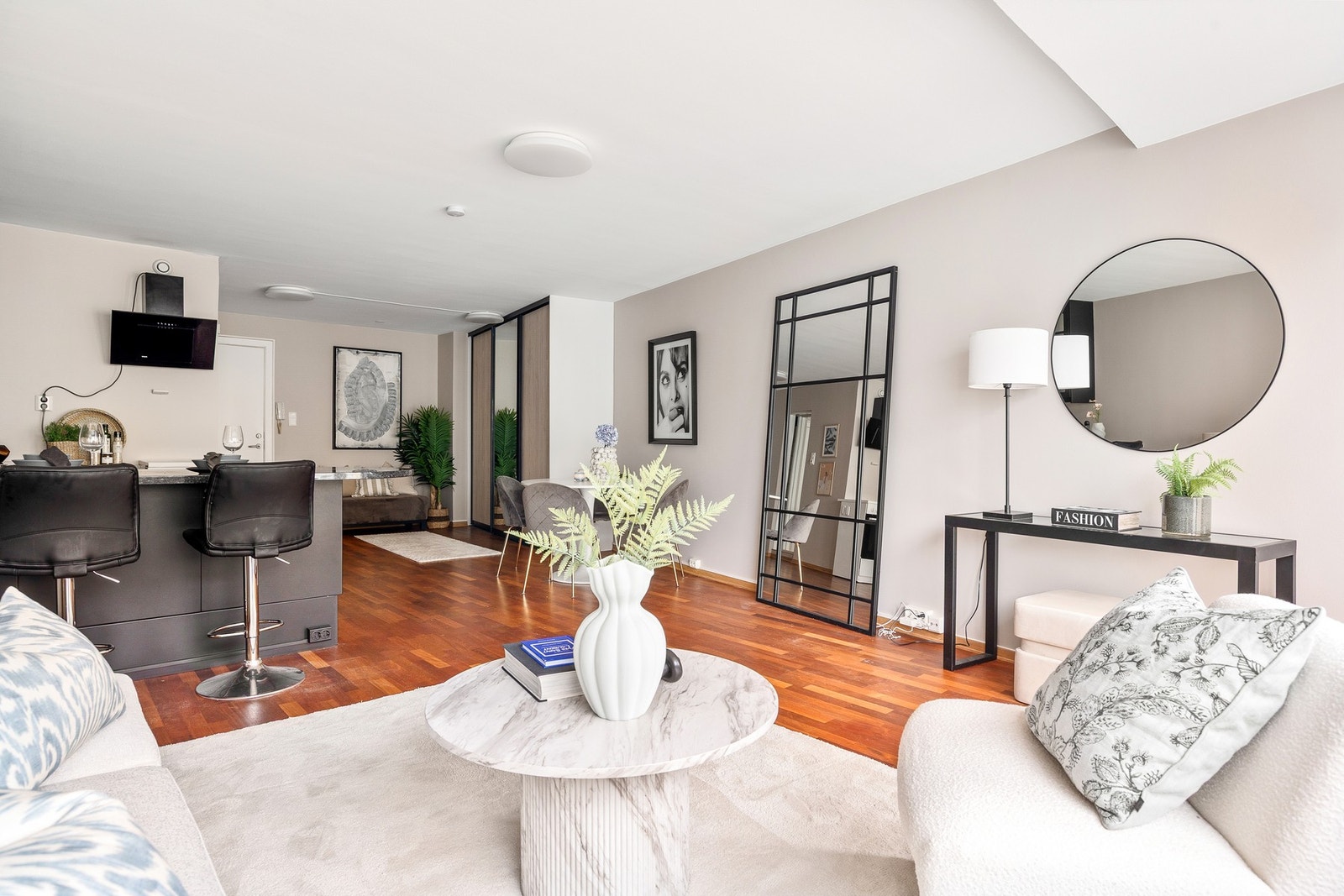 Innvendig holder boligen en fin standard nymalte flater (2026) og slitesterkt 3-stavs parkettgulv. Galleribilde