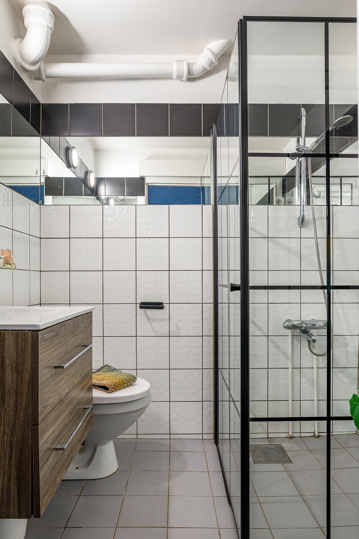 Eldre flislagt baderom med varmekabler på gulv. Galleribilde