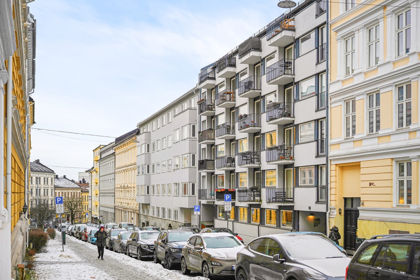 Boligen har en etterspurt beliggenhet i rolig enveiskjørt gate med Stensparken som nærmeste nabo. Galleribilde