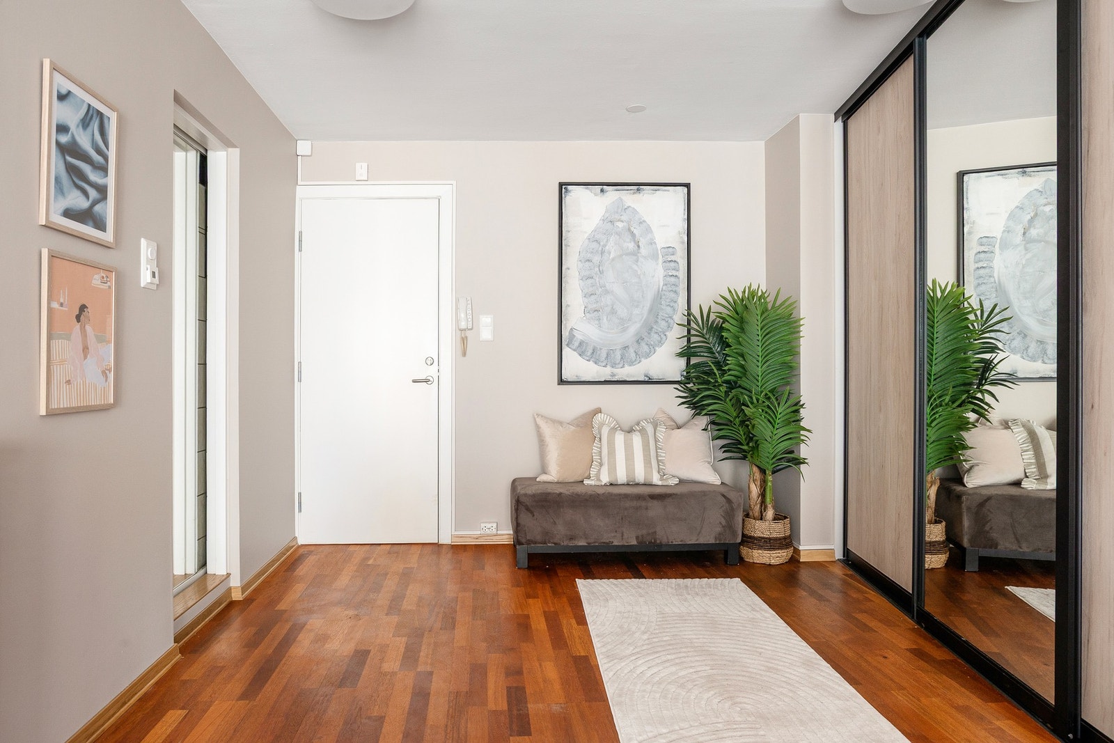 Enkelte leiligheter i sameiet har bygd om deler av entréen til en alkoveløsning. Galleribilde