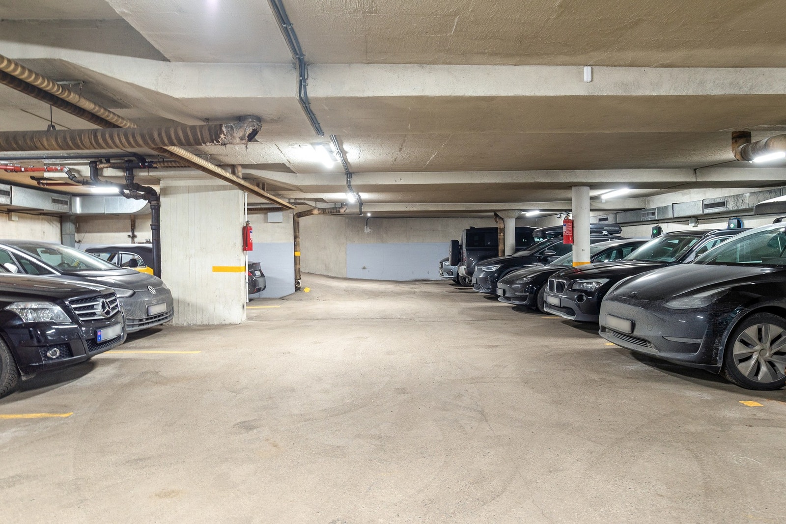 Det finnes et felles garasjeanlegg med mulighet for å kjøpe eller leie garasjeplass. Galleribilde