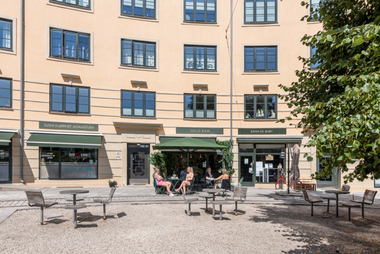 I området rundt Adamstuen finner du flere kafeer, spisesteder og matbutikker. Galleribilde