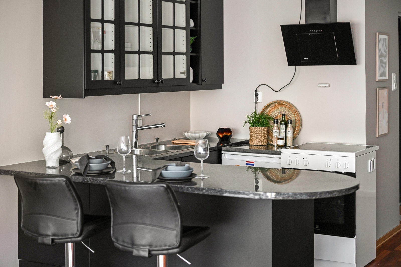 Kjøkkenets utforming byr på god benkeplass med barløsning. Galleribilde