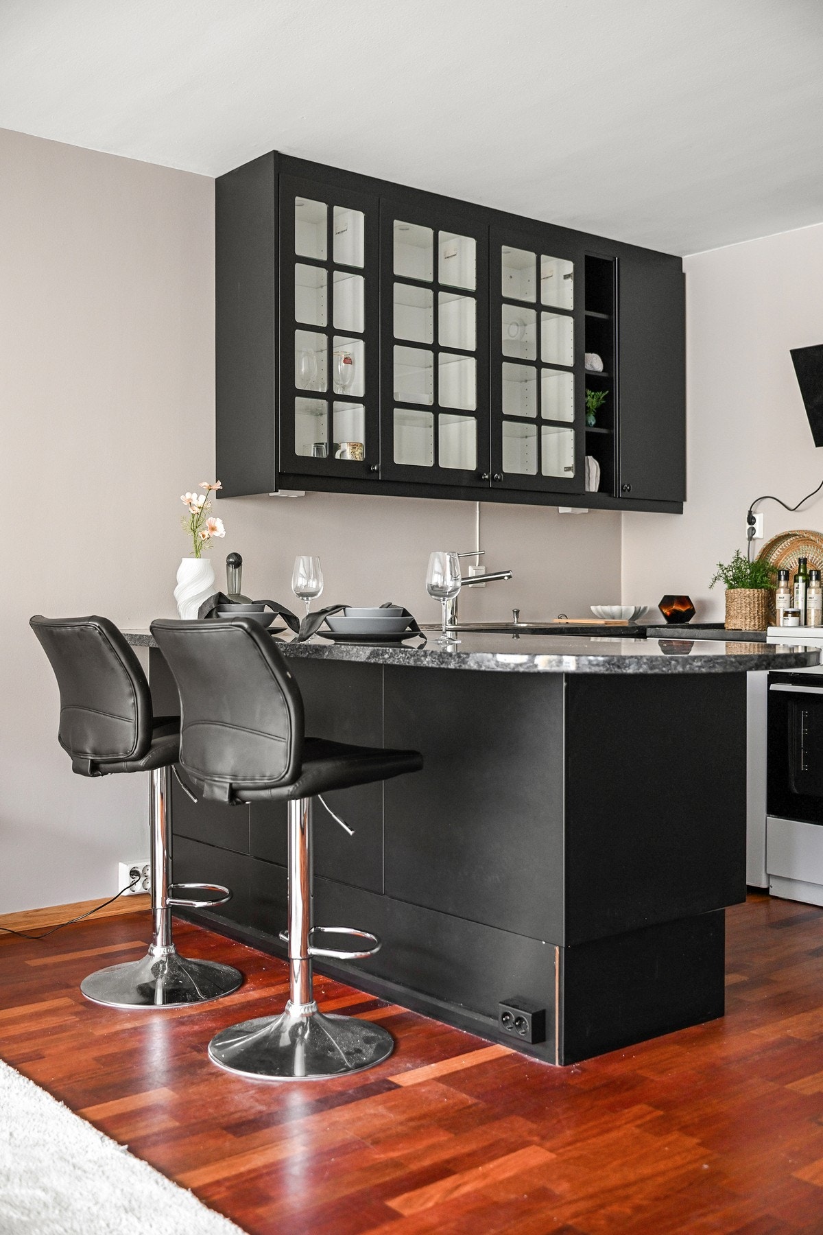 Kjøkkenet har glatte fronter med noen vitrinefronter. Det er montert komfyrvakt. Galleribilde